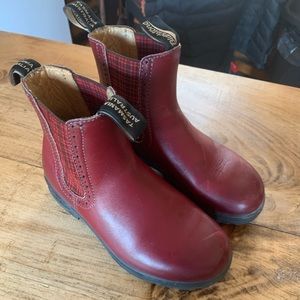 Womens burgandy blundstones in size 2 aus which is a womens size 5 in us sizing